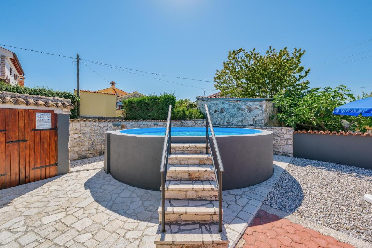 Apartment With Pool Višnjan Exterior foto